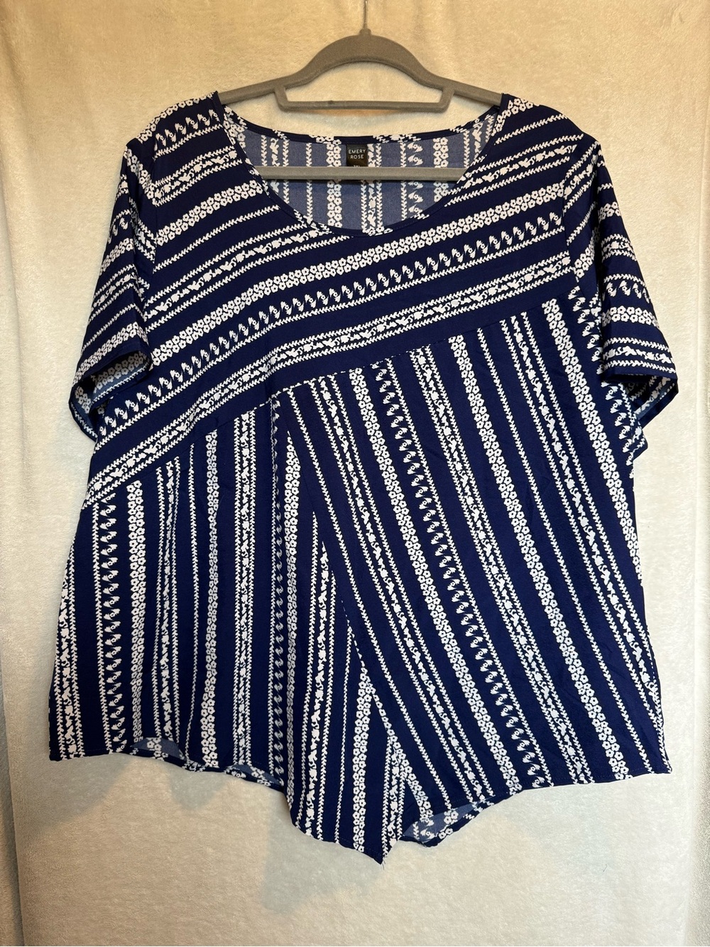 Emery Rose Woman’s Top Geo Print Asymmetrical Hem Lightweight Blouse